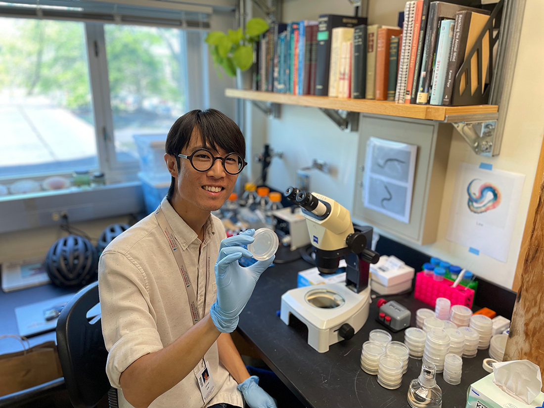 Kavli-Grass Fellow James Lee in a lab at the MBL during the summer of 2023. 
