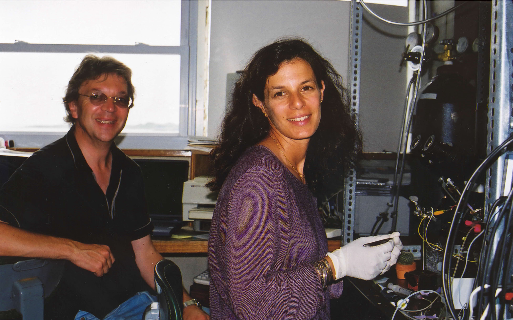 Len Kaczmarek and Liz Jonas of Yale University in their Whitman Center lab at MBL in 2001. Credit: J. Marie Hardwick