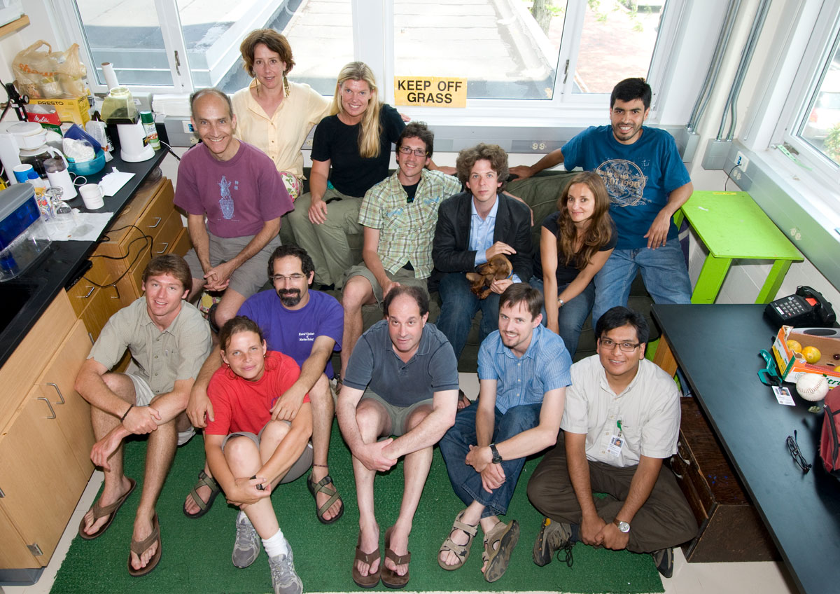 David Julius seated front row, center with the 2009 Grass Fellows and directors in the MBL Grass Lab. Top row, from left: Director Felix Schweizer, Director Stephanie White, Emma Coddington, Coen Elemans, Hamish Mehaffey, Sandra Rieger, Jorge Contreras. Bottom, from left: Skyler Jackman, Director Daphne Soares, Director Gal Haspel, David Julius, Peter Lyons, Agenor Limon.