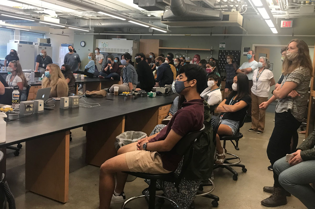 UChicago students watch one group’s final presentation in Loeb Laboratory