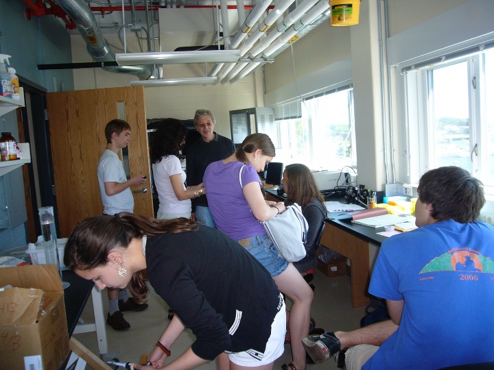 The Jonas-Kaczmarek-Hardwick lab at MBL is often bursting with student trainees, as shown in this photo from 2006. “We’ve had as many as 10 or 11 students in our lab” over the course of a summer, says Jonas. Credit: J. Marie Hardwick