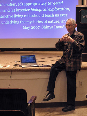 Shinya Inoué teaching in the MBL Physiology course in 2007. Credit: Dyche Mullins