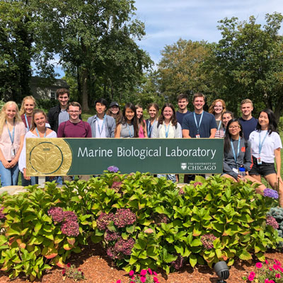 The undergraduates from UChicago pose in front of the MBL sign. Credit: David Lerner