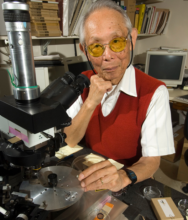 The late MBL Distinguished Scientist Shinya Inoué in 2006 with his centrifuge polarizing microscope. Credit: Tom Kleindinst