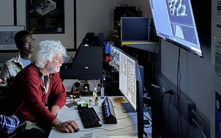 Light Microscopy Bootcamp director Ed Munro (center) imaging on the Leica Stellaris 8 in the MBL’s Central Microscopy Facility with students Segun Ogungbemi and Claire Hornburg. 