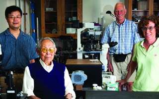 Tomomi Tani (left), Clare Waterman (right) and MBL scientists Shinya Inoué (foreground) and Rudolf Oldenbourg (back).