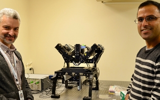 Patrick La Rivière, left, and Hari Shroff with the diSPIM system (Dual-view Selective Plane Illumination Microscopy).
