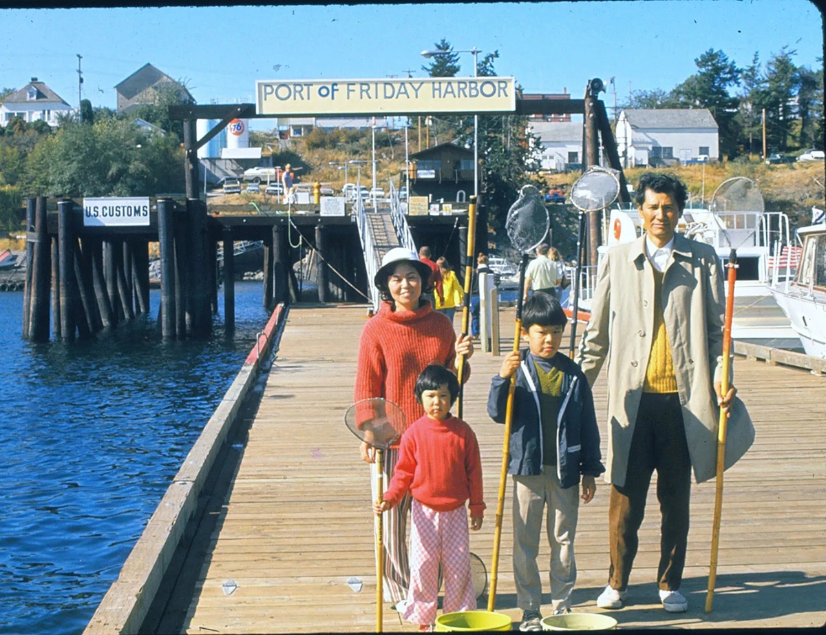 Osamu Shimomura, right, with his wife, Akemi, and their children collecting jellyfish at Friday Harbor in the early 1960s. 