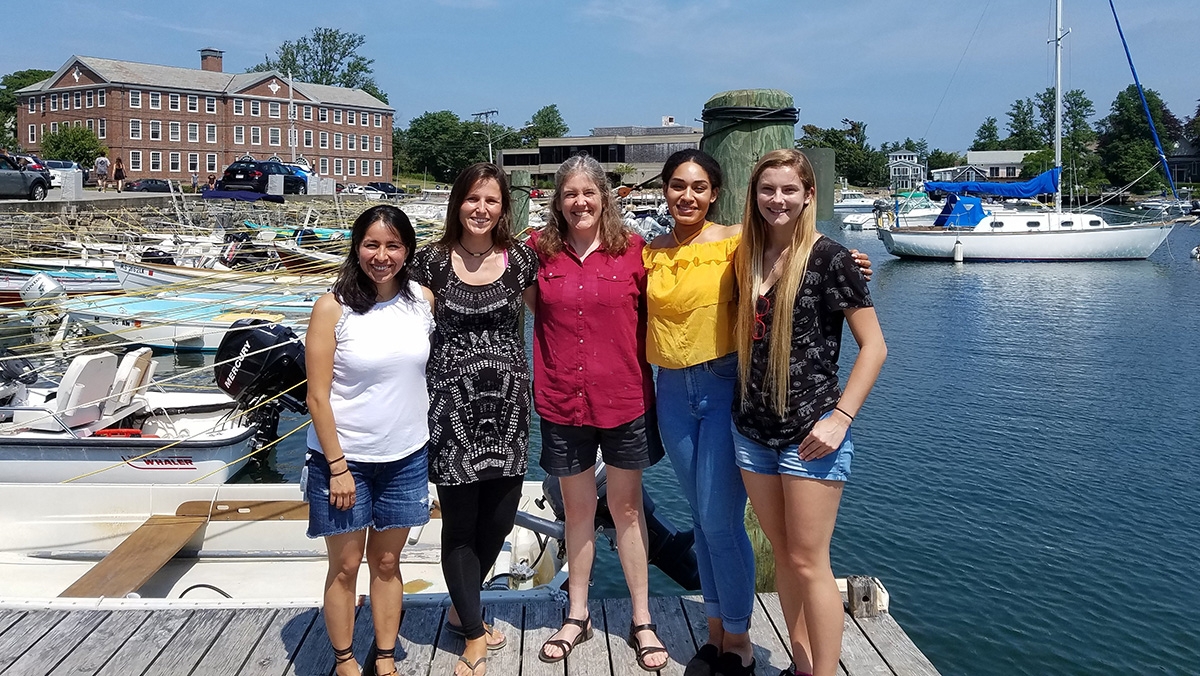 From left, former MBL post-docs Tabita Ramírez-Puebla and Cathleen Schlundt, Jessica Mark Welch, Loretha Jack (former REU student at MBL), and Anna Knochel (former Woods Hole PEP student) in 2018. Credit: Julian Torres-Morales