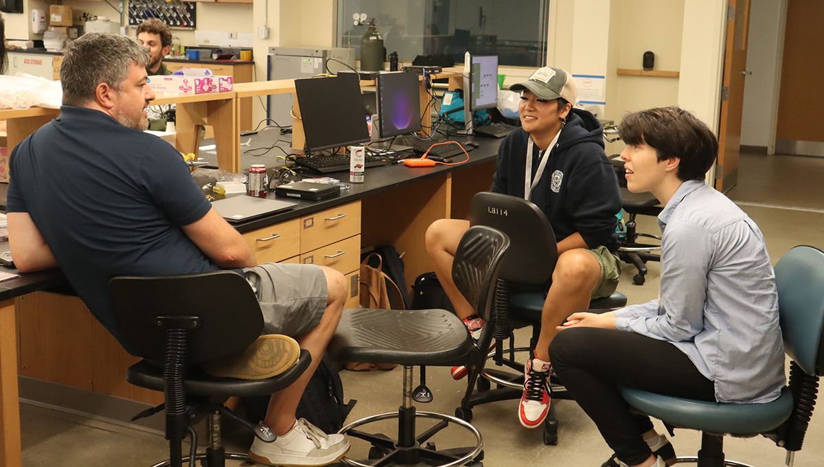 From left, Gregory Schwartz (Northwestern University), co-director of the new Visual Neuroscience course at MBL, talks with students Cory Knox (Cornell University) and Ruth Sims (Vision Institute, Paris).