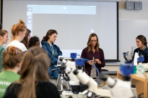 Lisa Abbo teaches during a High School Science Discovery course at the MBL in 2019. Credit: Dee Sullivan
