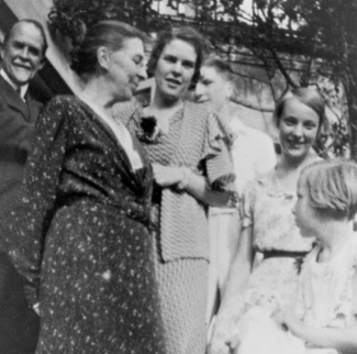 T.H. Morgan, Lilian Morgan, and family members. Credit: MBL Archives