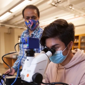 MBL Director Nipam Patel instructs UChicago student Michelangelo Neff during "Biological Imaging" last fall at MBL. Credit: Daniel Cojanu