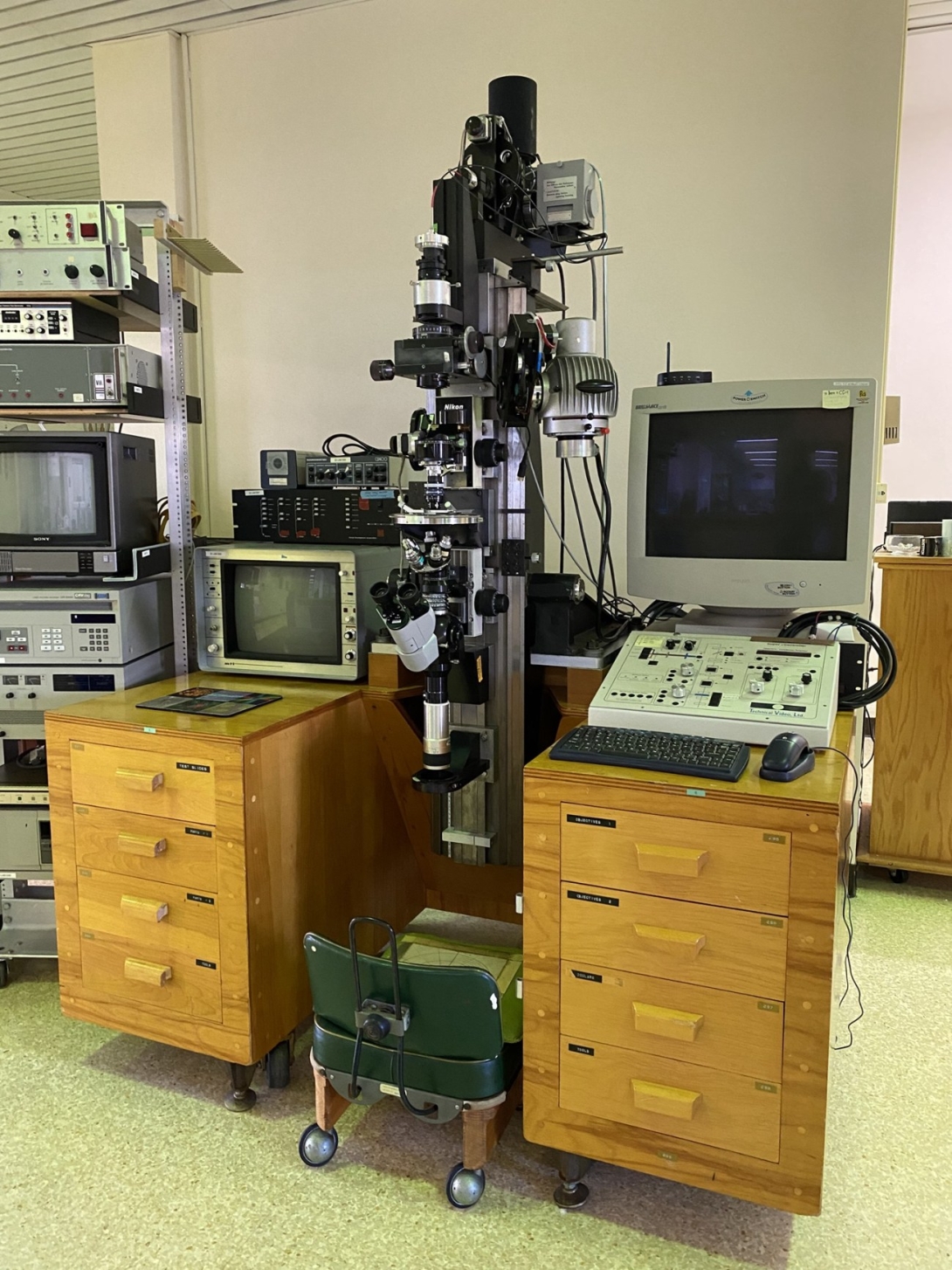 Shinya Inouye's famous pol-scope has been cleaned up and placed in the MBL-WHOI Library as an exhibit. Credit: Dyche Mullins
